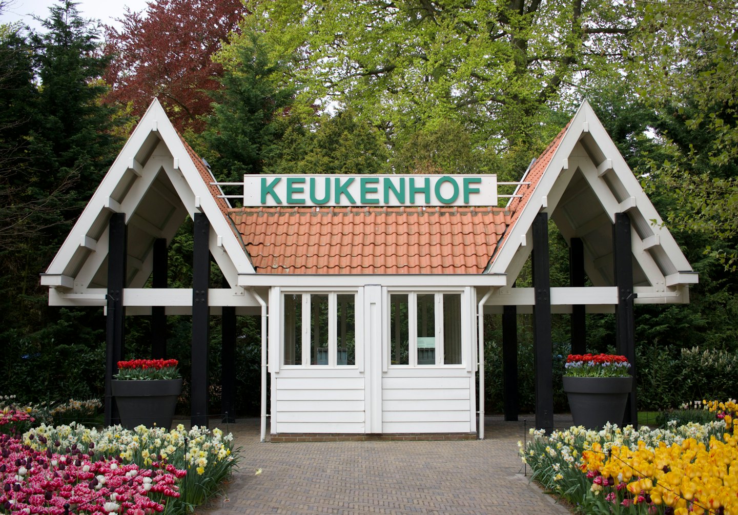 Witte houten toegangspoort met rood dak bij de Keukenhof.